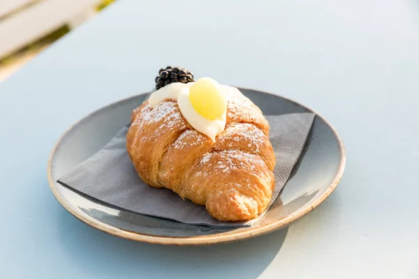 Creamy croissant with berries — Stock Photo, Image