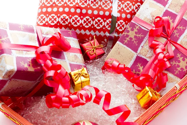 Mand met kerstcadeaus — Stockfoto