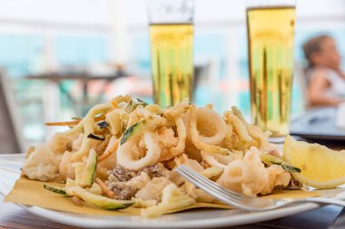 Kızarmış balık ve buz gibi bira.