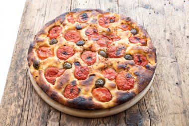 Focaccia tipik bir Bari İtalya domatesli ve zeytinli