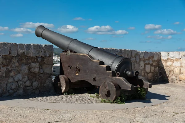 Oude bronzen kanon in Ibiza — Stockfoto