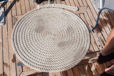 Bir teknenin güvertesinde halat