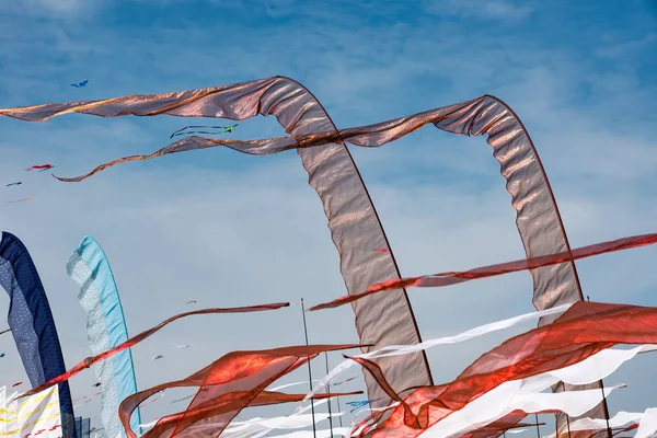 Pipas com céu azul e nuvens brancas — Fotografia de Stock