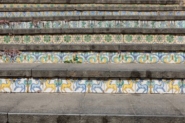 Caltagirone Sicilya 'dan polikrom seramik seramik kiremitli merdiven.