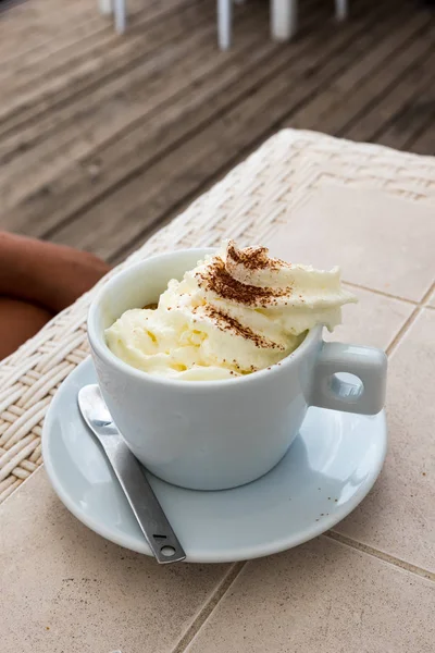 Café à la crème et cacao en poudre — Photo