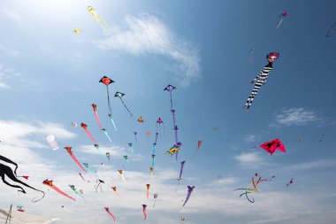 Mavi gökyüzü ve beyaz bulutlu uçurtmalar