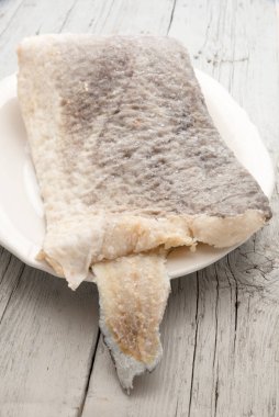 Çiğ tuzlanmış morina balığı dilimi.