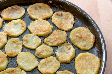 Fırında patates kızartması.