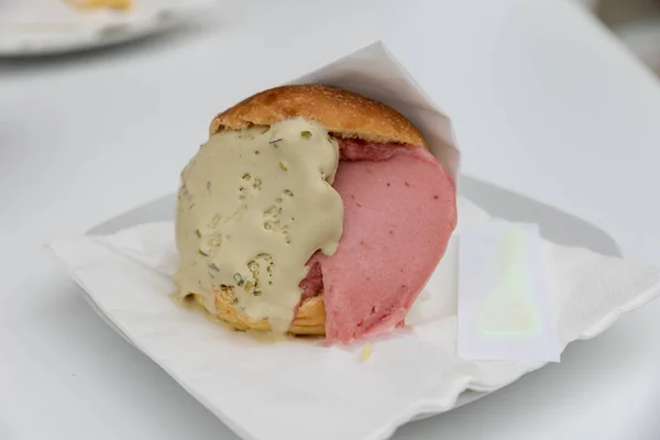 Brioche with Sicilian ice cream — Stock Photo, Image