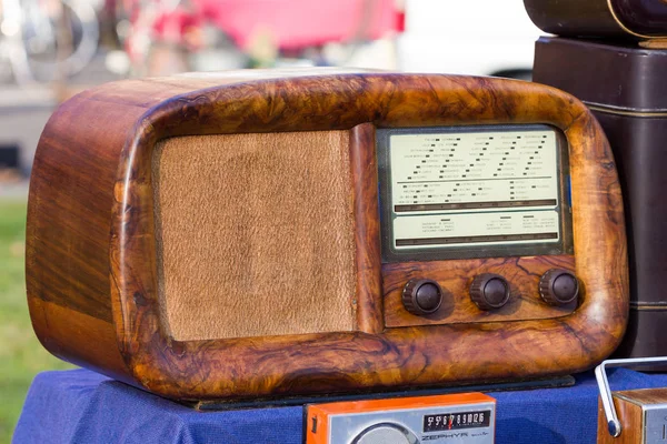 Tubo de rádio vintage em um mercado de pulgas — Fotografia de Stock