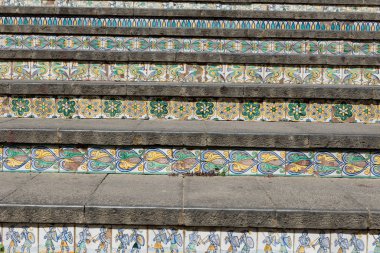 Caltagirone Sicilya 'dan polikrom seramik seramik kiremitli merdiven.