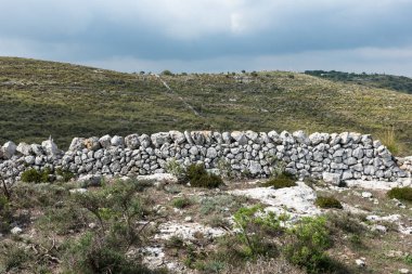 Tipik Sicilya kuru taş duvarları.