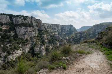 Sicilya tepelerinde yol