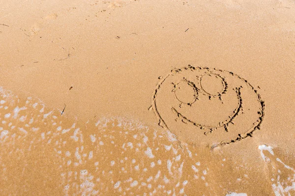 Sourire dessiner sur le rivage de la mer — Photo