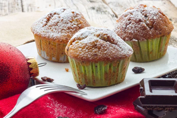 Muffins em uma mesa de madeira — Fotografia de Stock