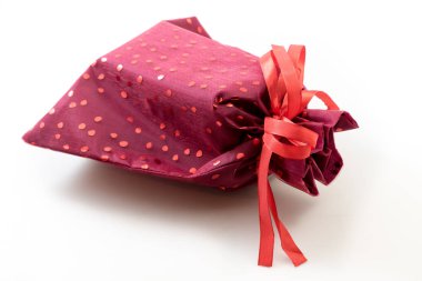 Kırmızı ve altın Noel hediye paketleri
