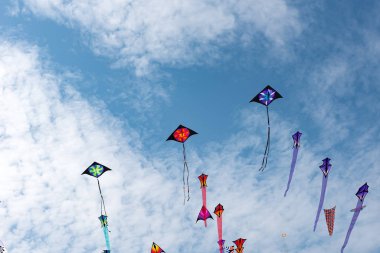 Mavi gökyüzü ve beyaz bulutlu uçurtmalar