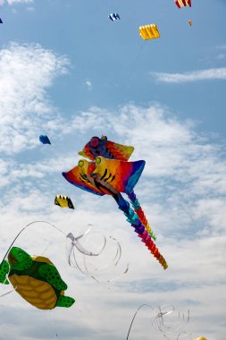 Mavi gökyüzü ve beyaz bulutlu uçurtmalar