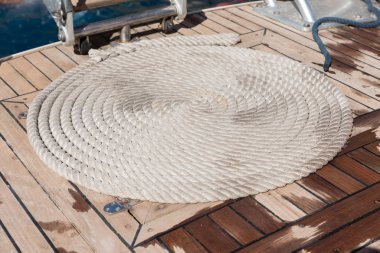 Geminin güvertesinde sarmalanmış halat.