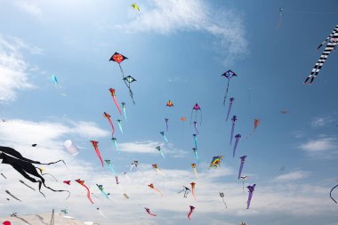 Mavi gökyüzü ve beyaz bulutlu uçurtmalar