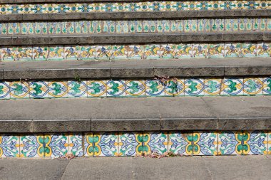 Caltagirone Sicilya 'dan polikrom seramik seramik kiremitli merdiven.