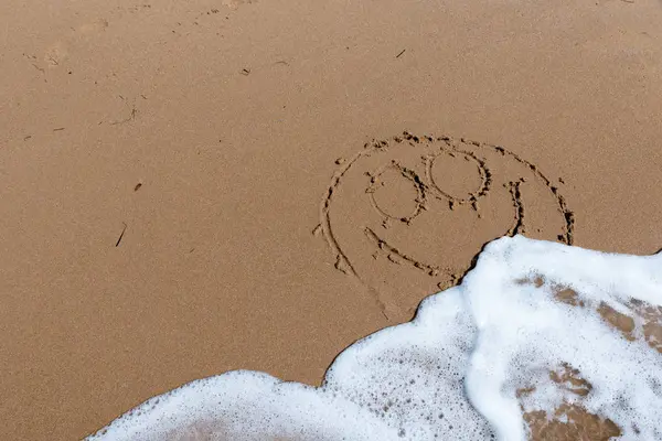 Sorriso desenhar na costa do mar — Fotografia de Stock