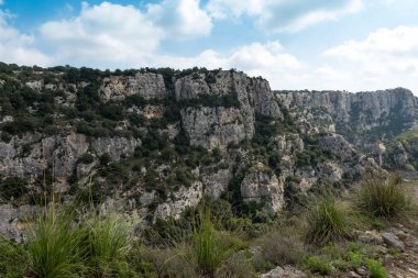 Sicilya tepelerinde yol
