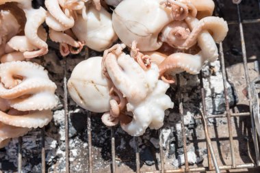 Izgara polipleri pişiriyorum.