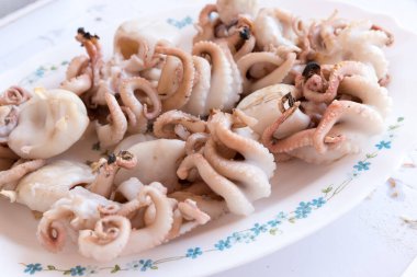 Izgara polipleri pişiriyorum.