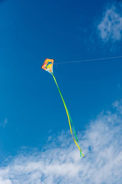 Pipas com céu azul e nuvens brancas — Fotografia de Stock