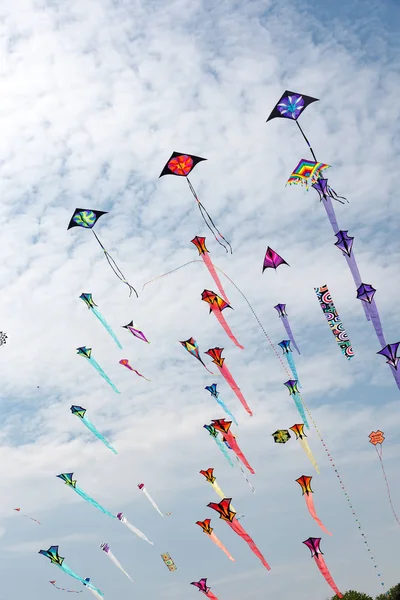 Pipas com céu azul e nuvens brancas — Fotografia de Stock