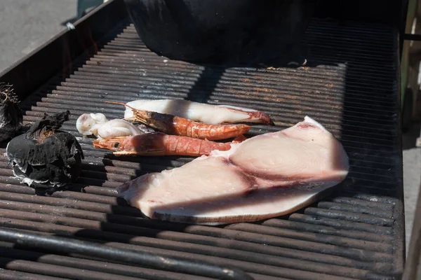 焼き魚の調理 — ストック写真