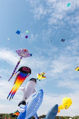 Mavi gökyüzü ve beyaz bulutlu uçurtmalar