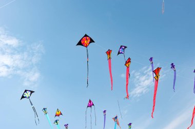 Mavi gökyüzü ve beyaz bulutlu uçurtmalar