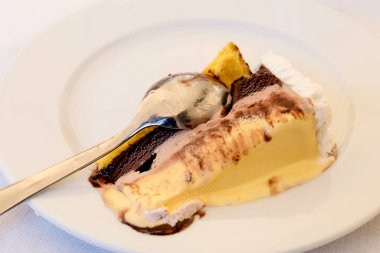 Dondurmalı pasta yakın plan.