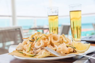 Kızarmış balık ve buz gibi bira.