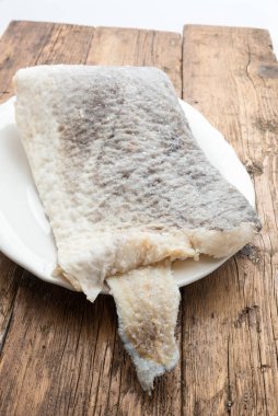 Çiğ tuzlanmış morina balığı dilimi.