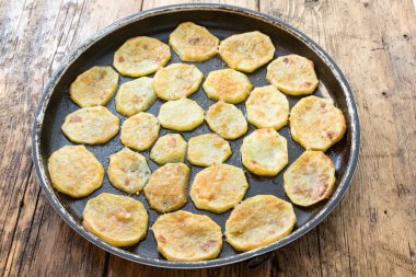 Fırında patates kızartması.