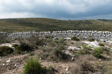Tipik Sicilya kuru taş duvarları.