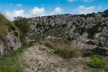 Sicilya tepelerinde yol