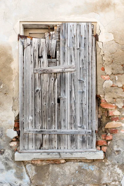 Shutter ruined by time — Stock Photo, Image