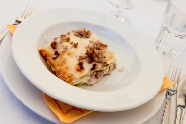 Bolonez lazanyası. Yakın çekim.