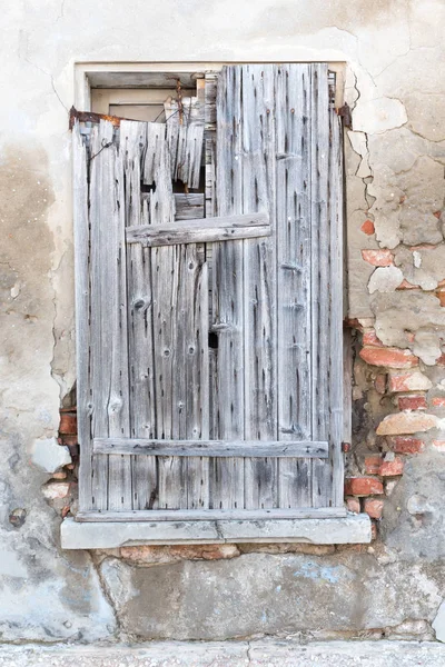 Shutter ruined by time — Stock Photo, Image