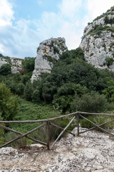 Sicilya tepelerinde yol