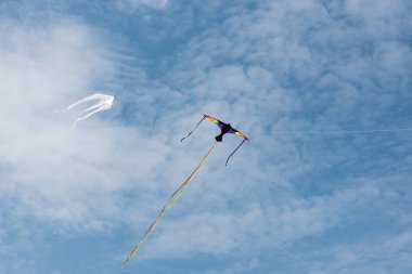 Mavi gökyüzü ve beyaz bulutlu uçurtmalar