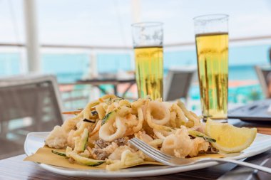 Kızarmış balık ve buz gibi bira.