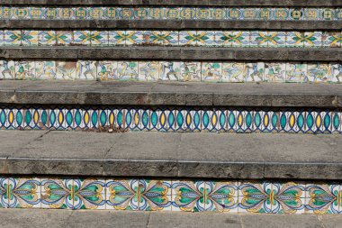 Caltagirone Sicilya 'dan polikrom seramik seramik kiremitli merdiven.