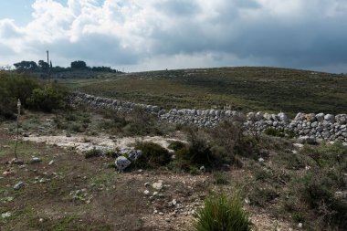 Tipik Sicilya kuru taş duvarları.