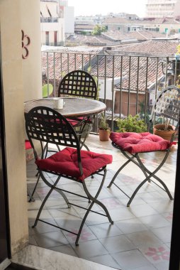 Catania 'daki terasta sandalyeler