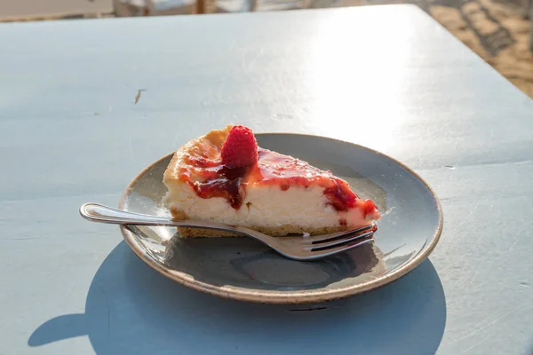 Fatia de bolo de framboesa semifreddo — Fotografia de Stock